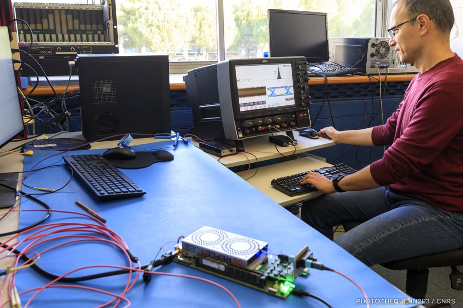 Banc de tests et caractérisation de la transmission de données haute vitesse (25 Gbps) de la carte INTERMEZZO (©CPPM) pour l'expérience ATLAS