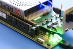 La carte INTERMEZZO (©CPPM), ici montée sur une carte ©ReflexCES, a été conçue dans le cadre de l'expérience ATLAS pour accroitre le nombre de liens optiques haute vitesse (25 Gbps) des cartes de développement à base de FPGA Stratix-10