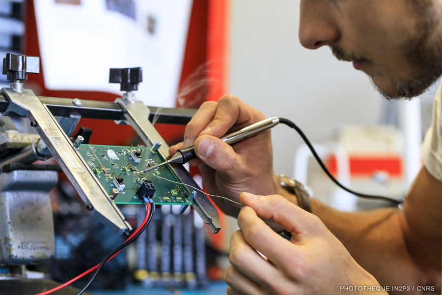 Micro-soudure sur la carte électronique Sensor Board (©CPPM)