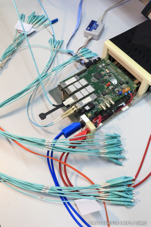 Réalisation de bancs de test d'acquisition de données pour l'expérience ATLAS Calorimètre à Argon liquide afin de tester les performances software, firmware et hardware de cartes électroniques (FELIX + LATOME)