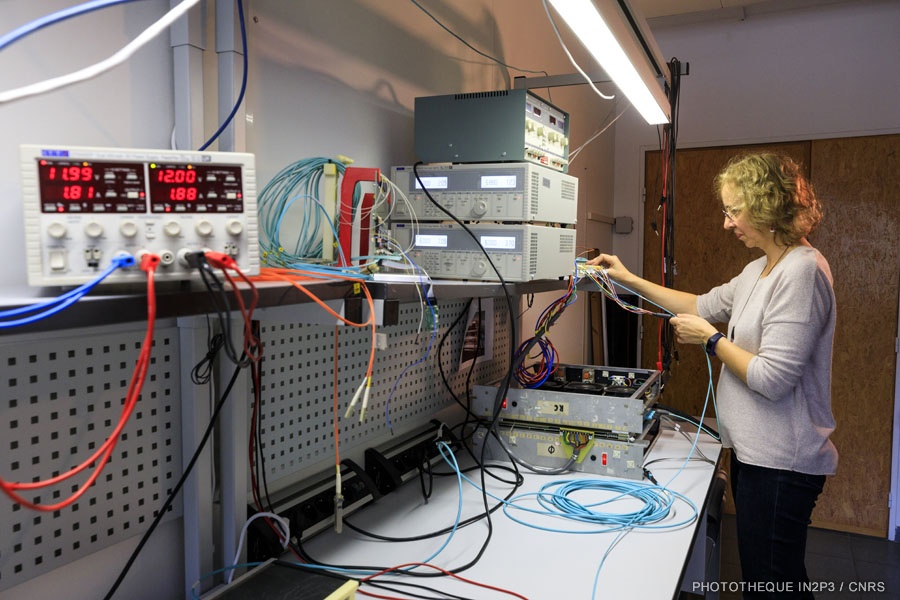 Réalisation de bancs de test d'acquisition de données pour l'expérience ATLAS Calorimètre à Argon liquide afin de tester les performances software, firmware et hardware de cartes électroniques (FELIX + LTDB)