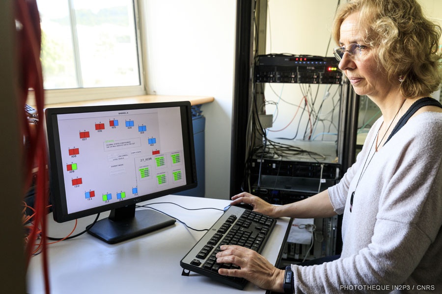 Développement de l'interface graphique permettant de contrôler des cartes électroniques du calorimètre à argon liquide (cartes LTDB)