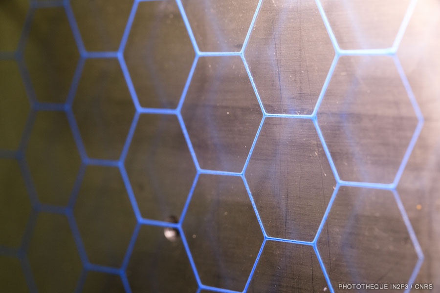 Ensemble de tuiles de verre collées d'épaisseur 1 mm qui composent un des disques de diamètre 300 mm pour le prototype du futur détecteur d'axions de l'expérience MadMax