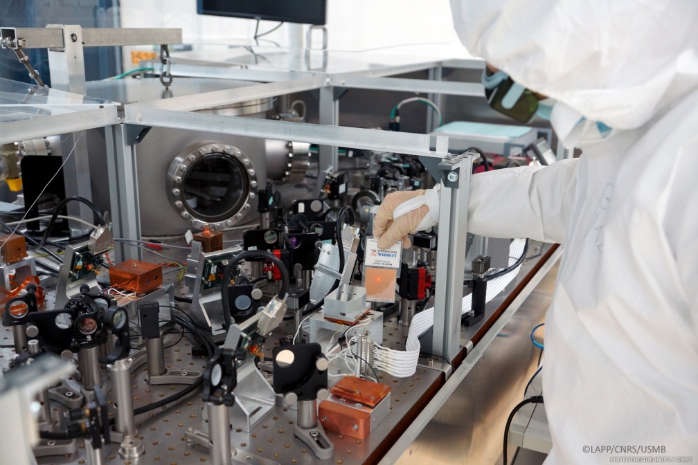 Banc de test pour la caractérisation optique des composants du système de détection de Virgo 