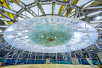 Travaux de construction de la sphère en verre acrylique de JUNO