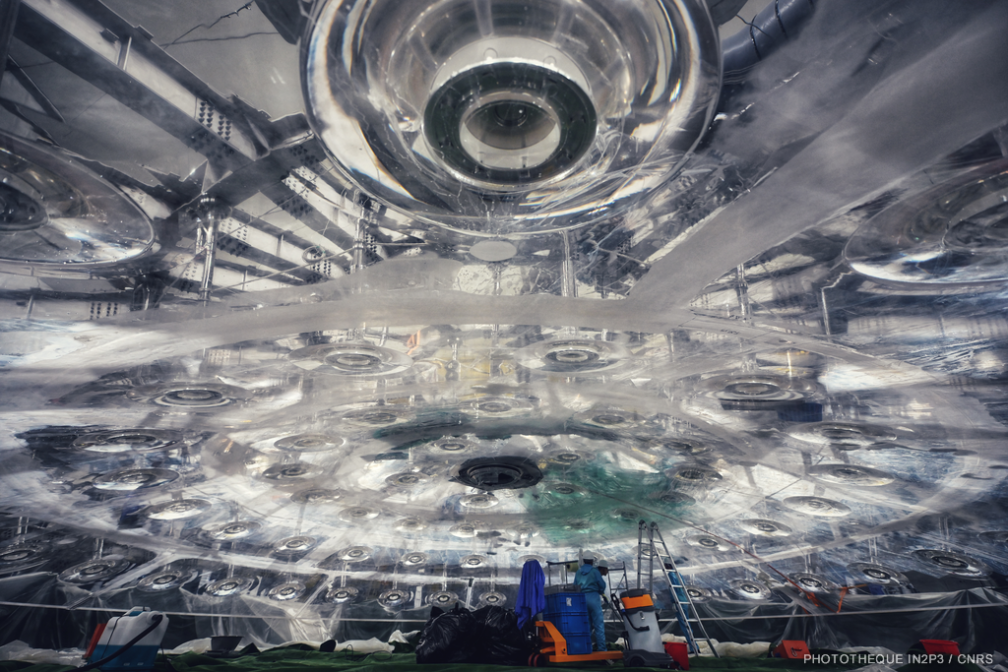Travaux de construction de la sphère en verre acrylique de JUNO