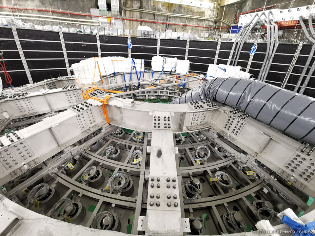 Travaux de construction de la sphère en verre acrylique de JUNO