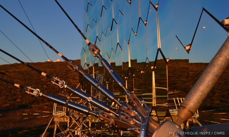 Vue rapprochée sur le télescope de grande taille LST-1 (CTAO), détail des tendeurs de câbles et miroirs le soir