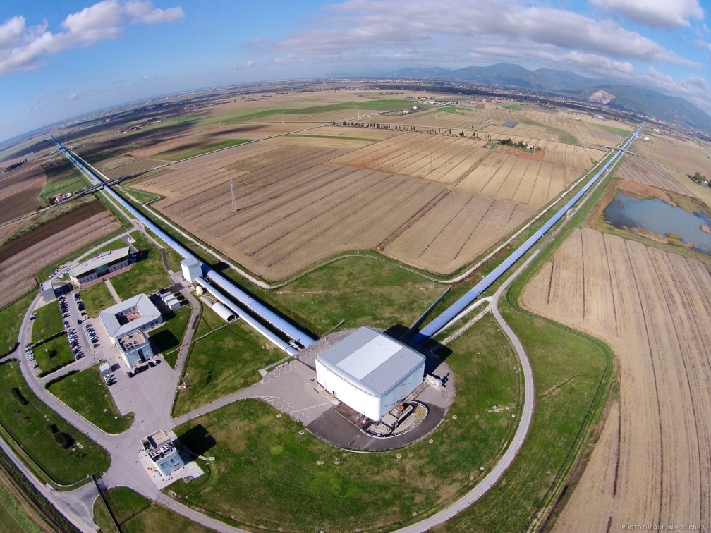 Vue aérienne des deux bras du détecteur Virgo