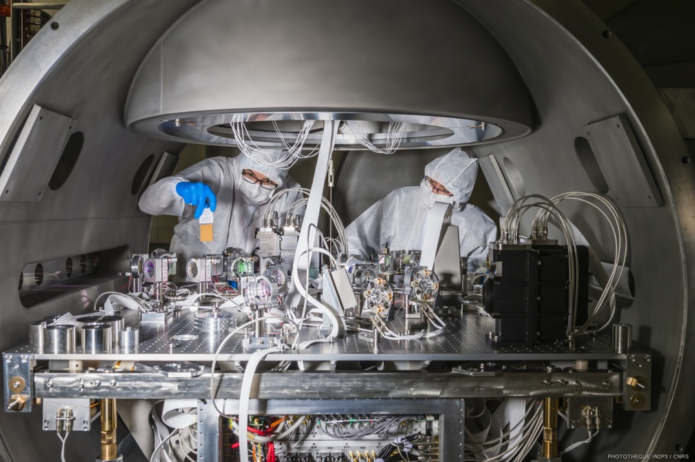 Instrumentation de détection du signal d'ondes gravitationnelles et de contrôle de l'interféromètre Virgo