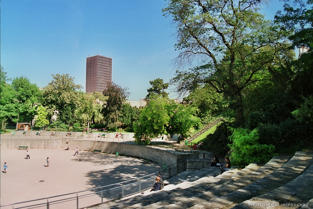 La tour Zamansky depuis les arènes de Lutèce 