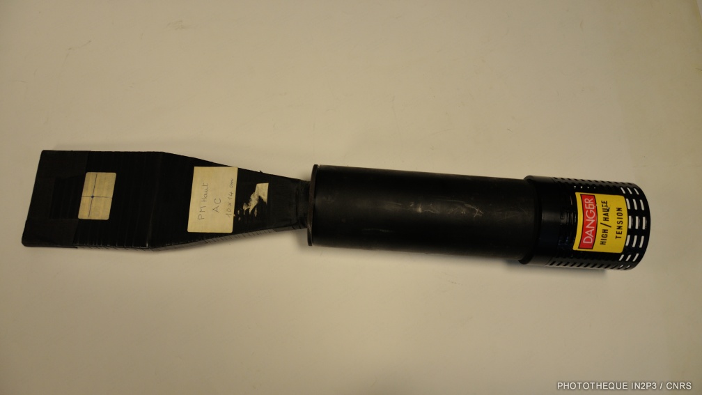 Raquette de scintillateurs et photomultiplicateurs