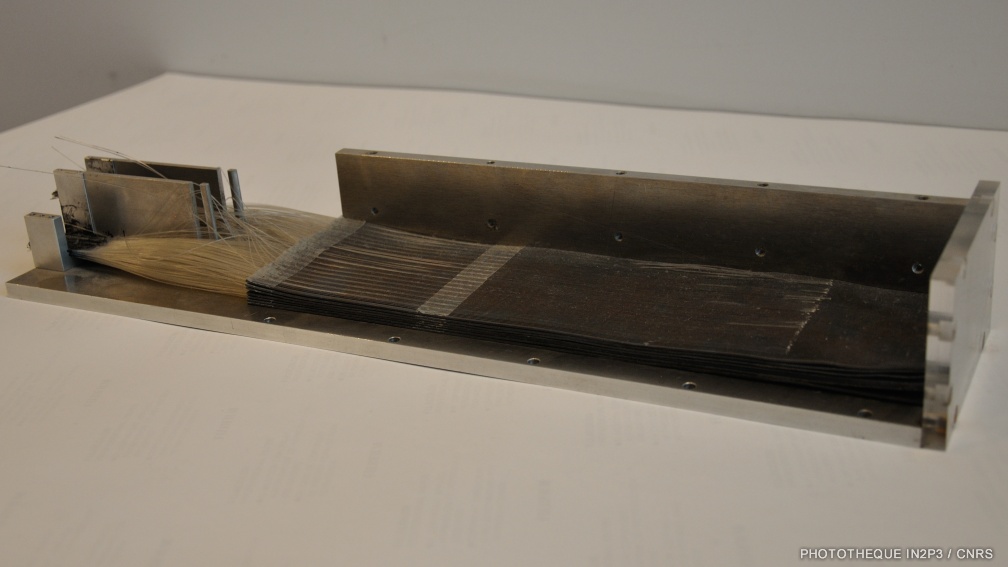 Feuiles de plomb et fibres scintillantes