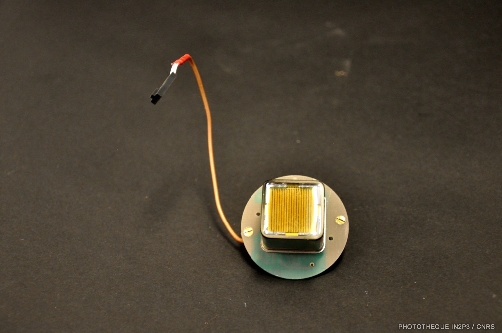 Élements du calorimètre hadronique à tuiles scintillantes du détecteur ATLAS