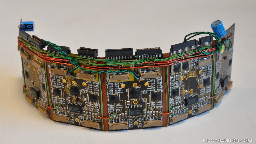 Élément et couche de cartes "répéteur" du détecteur à pixels du détecteur DELPHI