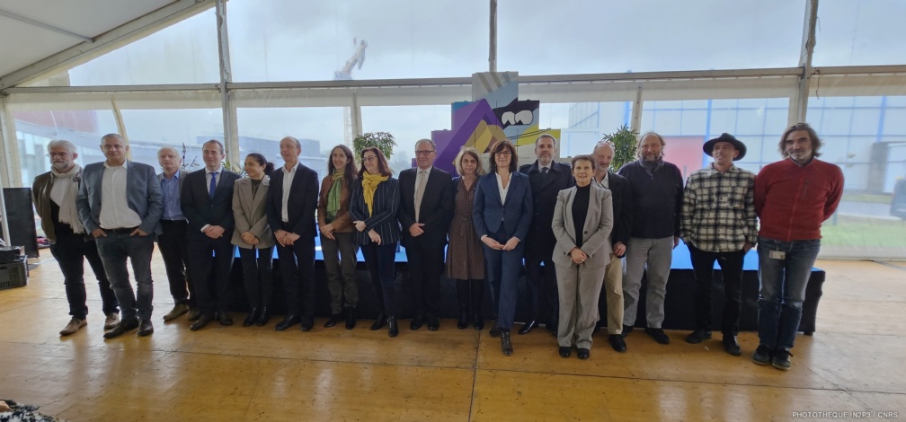Photo finale devant le mur de briques