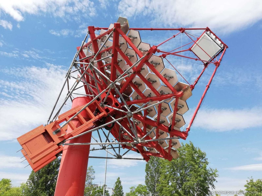 Prototype du télescope avec le prototype de caméra NectarCAM dans son plan focal à Adlershof (près de Berlin)