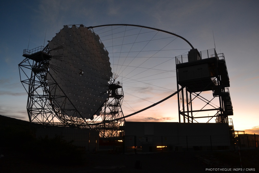 Vue en contre-jour sur le téléscope de grande taille LST-1 (CTAO)