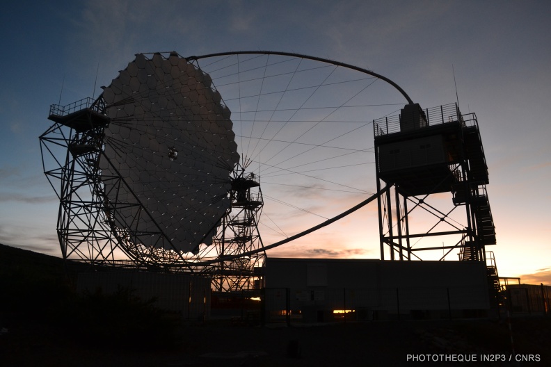 Vue en contre-jour sur le téléscope de grande taille LST-1 (CTAO)