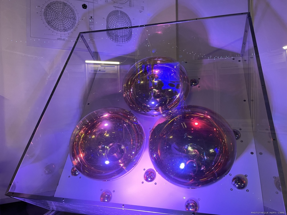 Vue sur les photomultiplicateurs de l'expérience JUNO