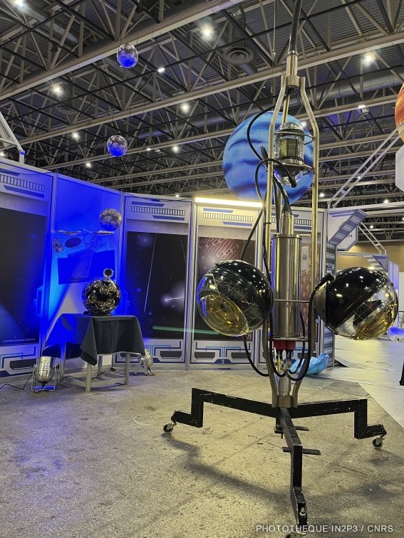 Ligne de détection du télescope KM3NeT et triplet de l'expérience ANTARES avec ses 3 modules optiques