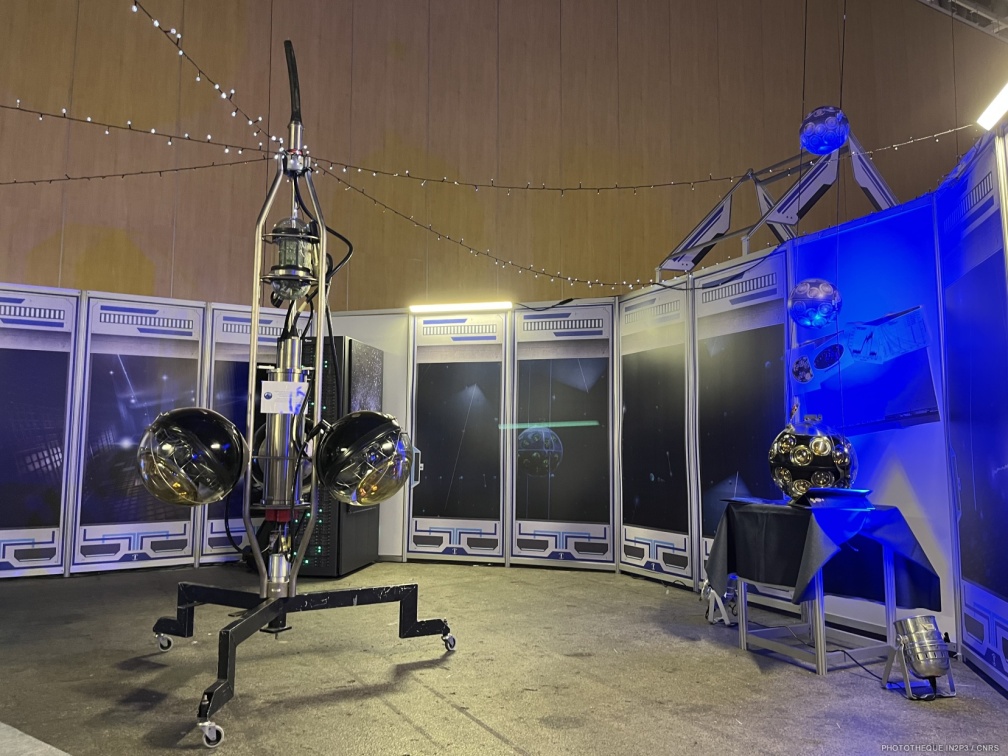 Module optique et ligne de détection du télescope KM3NeT et triplet de l'expérience ANTARES avec ses 3 modules optiques