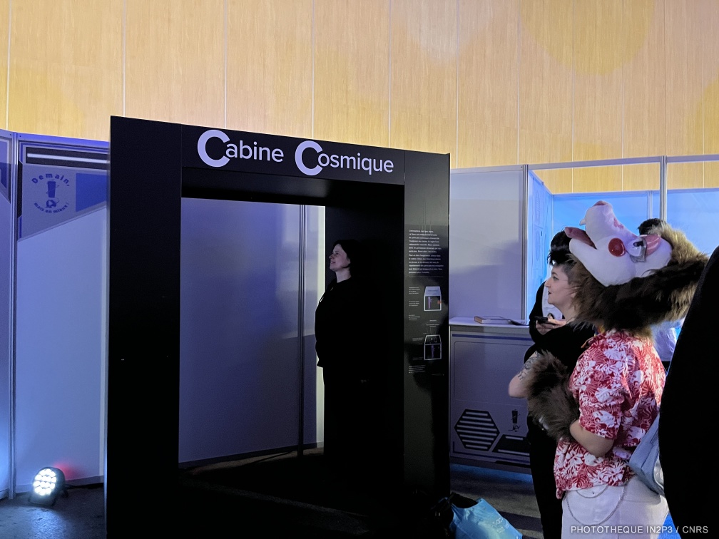 Animation pour le public autour de la cabine cosmique