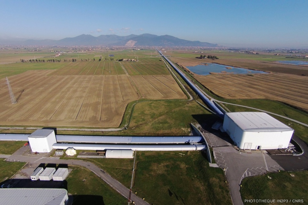 Vue aérienne des deux bras du détecteur Virgo