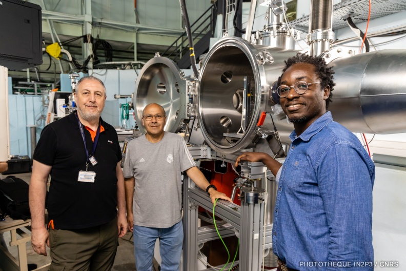 ALTO team Space ALTO
Expérience Space ALTO.
Alain Semsoum - Said Abdelhakim - Souleymane Kamara.
C'est la ligne expérimentale 320 de la plateforme ALTO dédiée aux applications, notamment des irradiations pour les industriels, et des expériences pour le médicale (futurs traitements des cancers par faisceaux d'ions). Cette ligne est équipée de trois dispositifs:
- La chambre d’irradiation avec les ions du Tandem (du p à 197Au).
- La source de neutrons Licorne2, qui fournis des neutrons pour les irradiations.
- Le dispositif BioAlto qui est dédié aux expériences et tests pour le médical. 1_c_p_team_SPACE_ALTO_00324.jpg