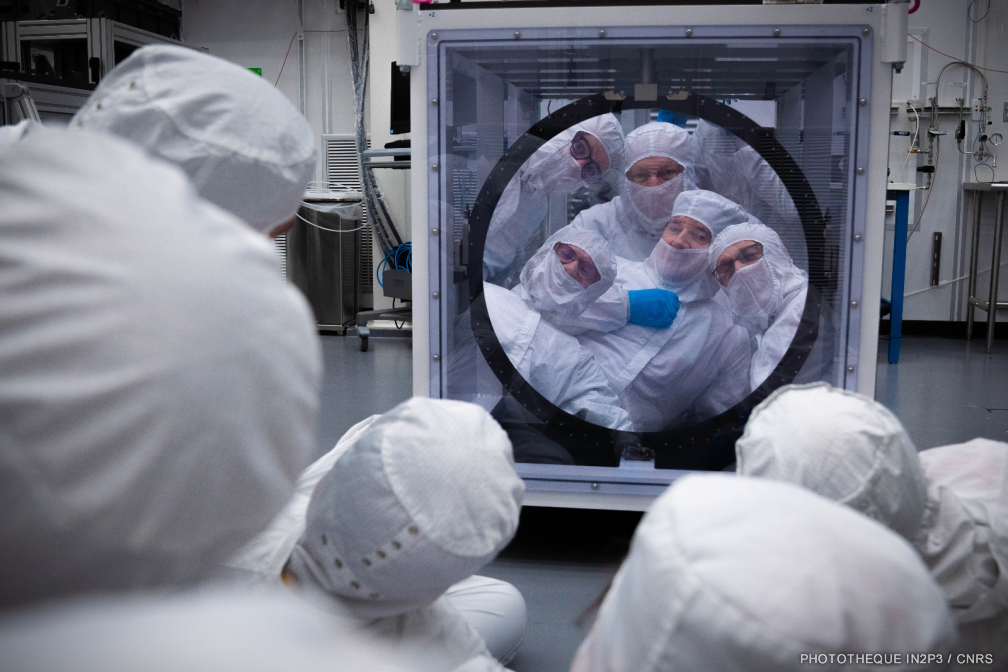 Équipe IN2P3 posant devant le filtre U de la caméra LSST
