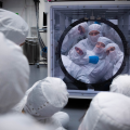 Équipe IN2P3 posant devant le filtre U de la caméra LSST