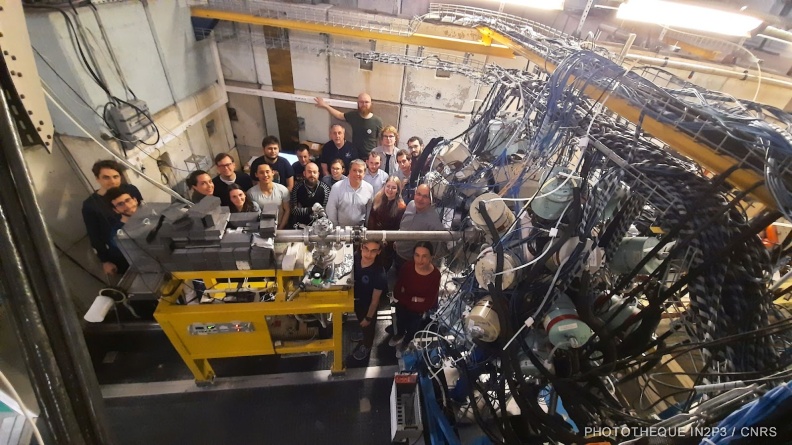 Le début d'une grande aventure
Cette photo marque le début de la campagne expérimentale nuBall2 à ALTO, en février 2022. L'équipe locale a passé les mois précédents à perfectionner l'installation expérimentale et le logiciel d'acquisition, et peut maintenant savourer les fruits de son travail ! Au cours des 15 mois suivants, le projet nuBall2 a accueilli à l’IJCLab des physiciens (et des détecteurs !) de partout dans le monde. La photo montre les collègues de l'expérience N-SI-126 : parviendrez-vous à repérer nos collègues de l’IJCLab ? Mais surtout... qui a pris la photo.. ?
1_c_p_ALTO_experience_N_SI_126_00396.png