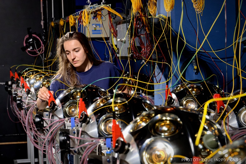 Détecter les neutrinos au fond des mers