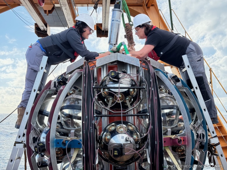 Déploiement de lignes ORCA du détecteur de neutrinos KM3NeT