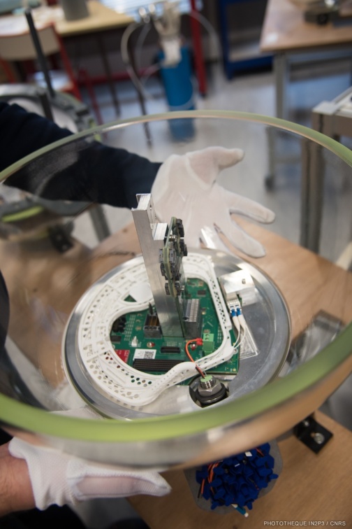Demi-sphère recevant les photomultiplicateurs et les systèmes de données