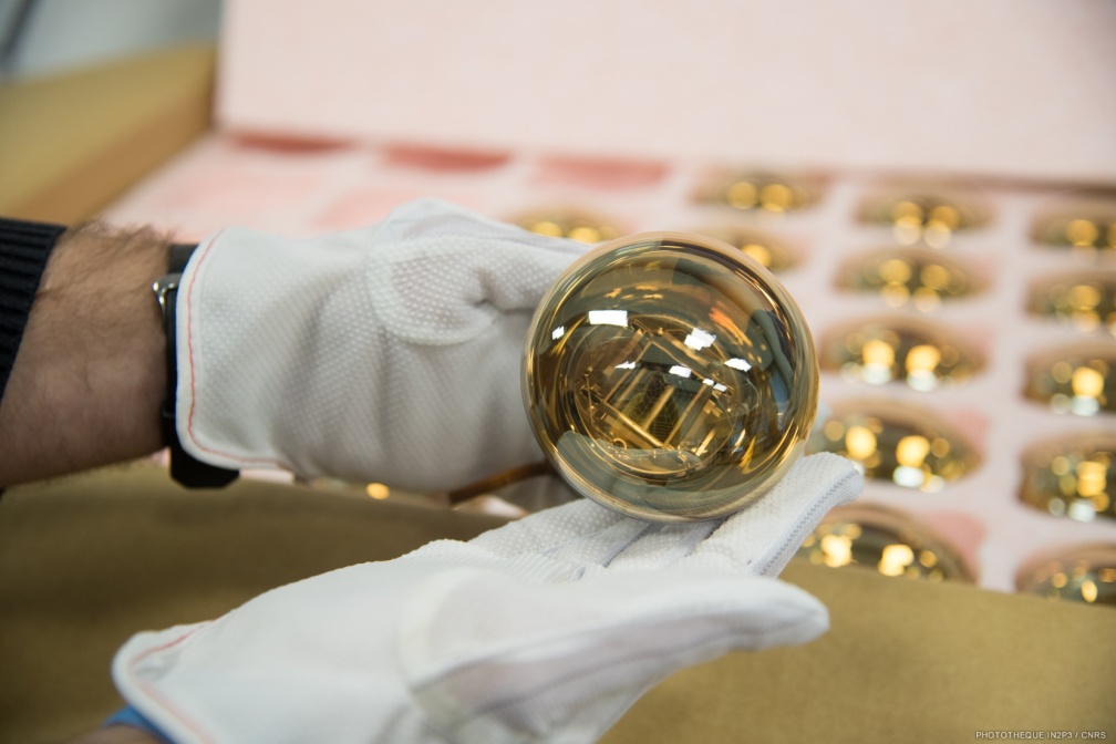 Un des photomultiplicateurs du module optique KM3NeT