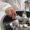 Installation des photomultiplicateurs dans un module optique KM3NeT