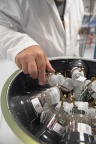 Installation des photomultiplicateurs dans un module optique KM3NeT