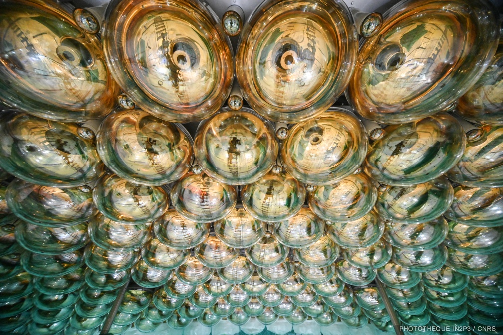 Photomultiplicateurs de JUNO : PMTs 20 pouces et PMTs 3 pouces 