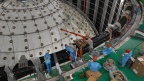 Vue des travailleurs pendant le câblage du détecteur