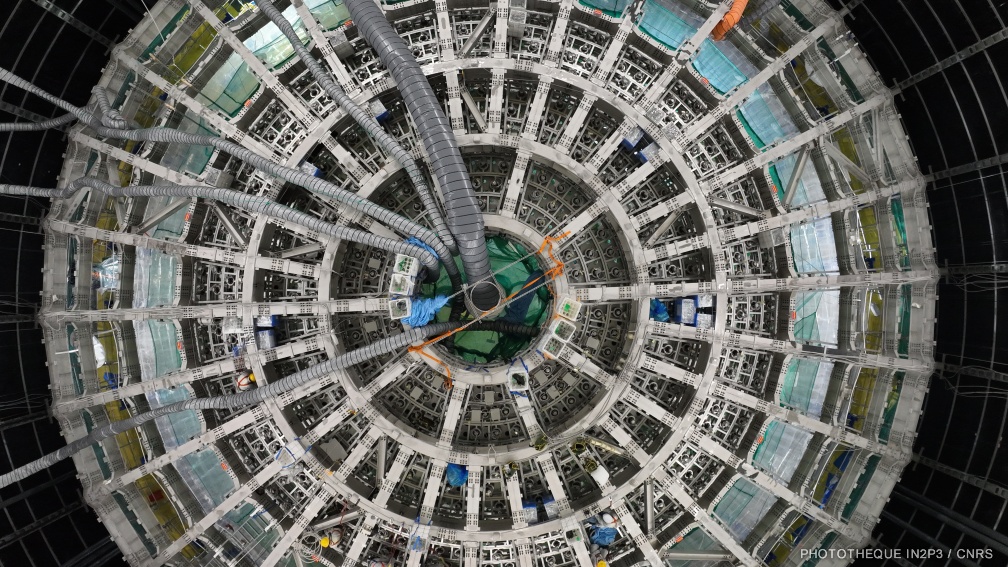 Vue du bas du détecteur central, structure en acier du détecteur 