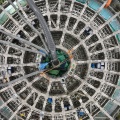 Vue du bas du détecteur central, structure en acier du détecteur 