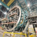 Vue sur la structure du télescope en cours d’assemblage