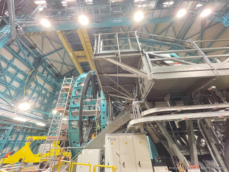 Vue de côté de l’imposante structure du télescope LSST