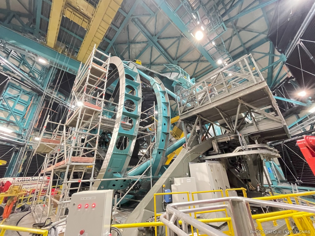 Vue de la structure du télescope LSST en cours d’assemblage