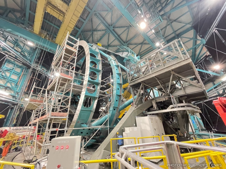 Vue de la structure du télescope LSST en cours d’assemblage
