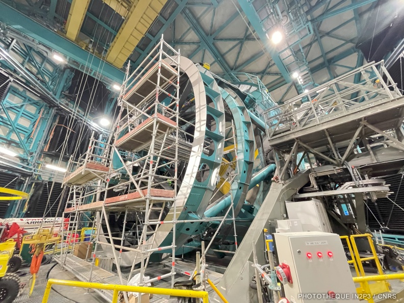 Vue de la structure du télescope LSST en cours d’assemblage