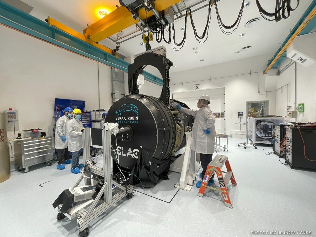Vue sur la caméra et l’autochangeur en cours de test dans la salle propre de l’observatoire Vera Rubin