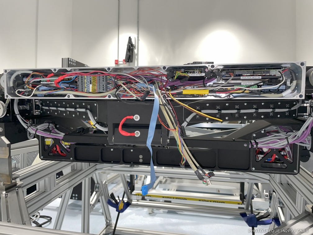 Vue rapprochée d’un élément du changeur de filtres en cours de modification
