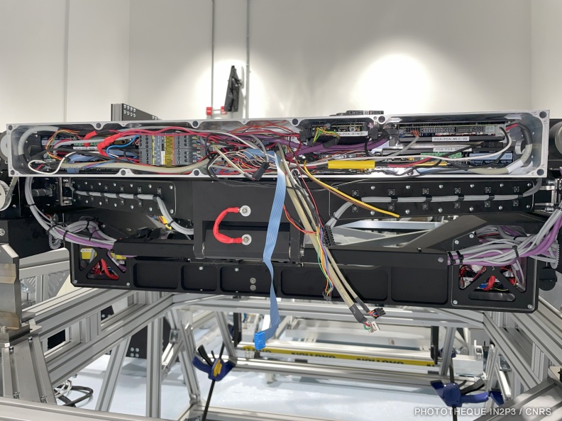 Vue rapprochée d’un élément du changeur de filtres en cours de modification